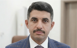 Video giới chức Iraq tìm thấy thùng tiền tham nhũng của cựu thứ trưởng dầu mỏ giấu trong bụi cây