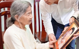 Xúc động giây phút những người vợ, người con nhận di ảnh liệt sĩ được phục dựng