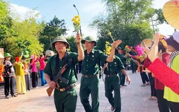 Rưng rưng cảnh bộ đội hành quân trở về trong vòng tay yêu thương của nhân dân