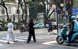 Đi bộ đúng vạch kẻ đường cũng bị mỉa mai 'bày đặt'