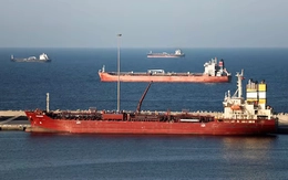 Tàu chở dầu va phải thủy lôi, phát nổ ở eo biển Hormuz