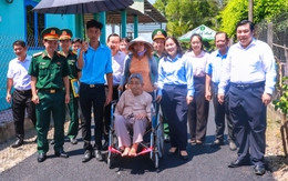 Nhựa hóa hẻm vào nhà Mẹ Việt Nam anh hùng Nguyễn Thị Bún: Dấu ấn tình đoàn kết quân - dân