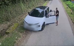 Nữ tài xế nhờ người lạ lùi xe hộ để nhường đường cho ô tô tải