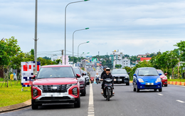 Làn xe máy thành 'bãi đỗ' ô tô trên đại lộ ngàn tỉ