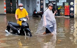 Mưa lớn gây ngập đường ở Hà Nội, nhiều xe máy chết máy