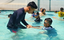 Học bơi miễn phí dịp hè tại TP.HCM: Con biết bơi, phụ huynh bớt lo