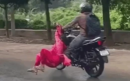 Người phụ nữ bị kéo lê khi bám vào xe máy ở Ấn Độ gây phẫn nộ