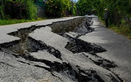 Vụ đường nhựa bỗng nhiên nứt toác, sụt lún: Nghi do vỡ túi bùn