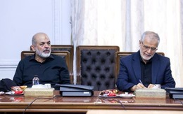 Vị tướng quyền lực của Iran tái xuất, đứng cạnh linh cữu ông Ali Khamenei