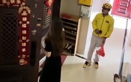 Cô gái ngượng đỏ mặt vì đang yêu đời thì bị người khác nhìn thấy
