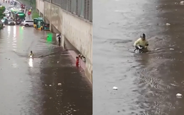 Ai nói xe máy không biết bơi chắc chưa gặp anh trai này!