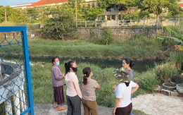 Người dân than 'không muốn ở đây nữa' vì kênh Bàu Hạ đen ngòm, bốc mùi hôi thối 