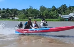 Video vỏ lãi 'bay' hoạt động gần chợ nổi Cái Răng