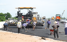 Cao tốc Cao Lãnh - An Hữu thiếu đá, mưa kéo dài nhưng vẫn quyết tâm về đích cuối năm