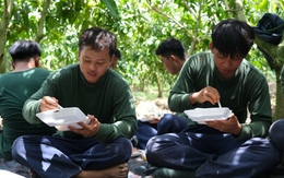 Bữa cơm trưa dưới tán xoài Cao Lãnh của chiến sĩ Đội K91