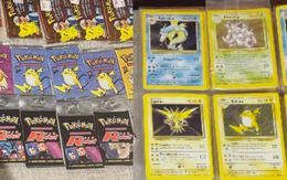 Giúp bà 80 tuổi dọn nhà, hai anh em bất ngờ tìm thấy nhiều thẻ Pokémon cực hiếm
