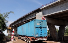 Liên tiếp xe tải, container va vào xà mũ trụ cầu vượt đường sắt