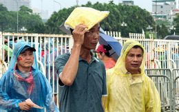 Người hâm mộ đội mưa đến sân Mỹ Đình xem tuyển Việt Nam đấu Singapore
