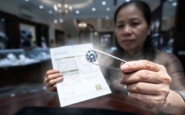 Mua kim cương có phải là 'mua niềm tin' từ một tờ giấy kiểm định? 