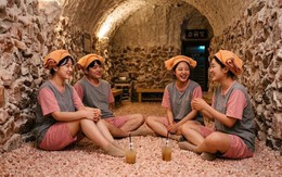 Giới trẻ Hàn rủ nhau đi xông hơi để... 'cai điện thoại'