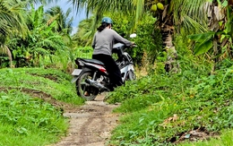 Người dân vùng kinh tế mới ở Cà Mau hơn 40 năm vẫn đi trên đường đất lầy lội