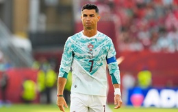 Hành động ấm lòng của Ronaldo với fan là nạn nhân động đất ở Venezuela