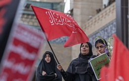 Người Iran phất 'cờ máu', đòi trả thù tại lễ tang cố lãnh tụ Ali Khamenei
