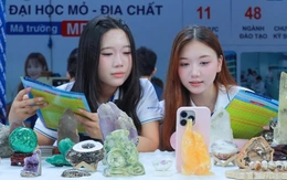 Thí sinh hào hứng giám định kim cương, rê bóng như Messi ở ngày hội chọn nguyện vọng