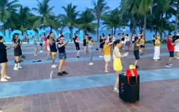 Sàn nhảy dân vũ ven biển Mỹ Khê hút du khách quốc tế