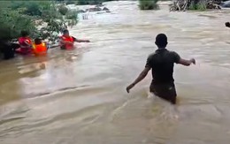 Giải cứu học sinh 11 tuổi mắc kẹt trên tảng đá giữa sông Ông