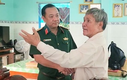 Chính ủy Bộ Tư lệnh TP.HCM đến nhà người nhận là thân nhân liệt sĩ Huỳnh Văn Quên