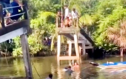 Video sập cầu nông thôn ở An Giang khiến người dân và 3 xe máy rơi xuống kênh