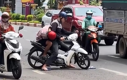 Hai thanh niên bỗng dưng bị 'điểm huyệt mất kết nối' giữa đường