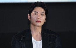 'Thánh hài' Lee Yi Kyung quỳ gối tri ân fan Việt