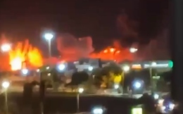 Mỹ không kích Iran, khói lửa bốc cao sau nhiều tiếng nổ lớn tại thành phố cảng Sirik 