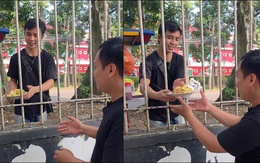 Chàng trai làm 'ảo thuật' đưa đĩa đồ ăn qua song sắt siêu đỉnh