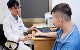 Gần 10 giờ vi phẫu giành lại 3 ngón tay bị máy cưa cắt đứt cho nam thanh niên