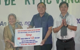 Văn nghệ sĩ TP.HCM trao 166 phần quà cho bà con xã Ba Chúc, An Giang