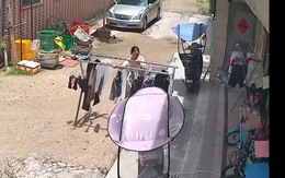 Cô gái ôm sào phơi đồ đi ra đi vào mỏi chân vì trời nắng mưa thất thường