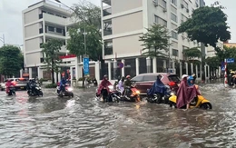 Mưa 30 phút, một số tuyến đường Hà Nội đã ngập