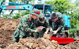 Ngày 1-8: Đào 200m³ đất, tìm thấy thêm 8 bộ hài cốt liệt sĩ tại công viên Lê Thị Riêng