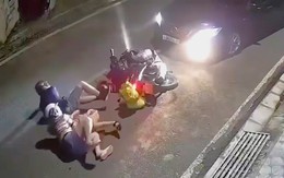 Tài xế ô tô tông xe máy chở 4 người rồi bỏ đi