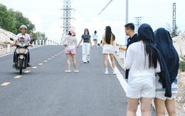 Bất chấp nguy hiểm, nhiều người đứng giữa lòng đường chụp ảnh với cánh đồng điện gió ở Quảng Trị