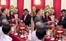 Màn uống rượu của 2 ông sui siêu cồng kềnh