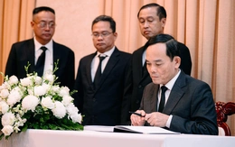 Bí thư Trần Lưu Quang cùng lãnh đạo TP.HCM viếng và ghi sổ tang Chủ tịch Quốc hội Lào