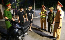 Công an ngăn chặn 2 nhóm thanh thiếu niên mang phóng lợn, vỏ chai bia trên đường