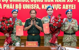 Trao quyết định của Chủ tịch nước, quyết định của Bộ trưởng Bộ Quốc phòng cho sĩ quan đi thực hiện nhiệm vụ gìn giữ hòa bình