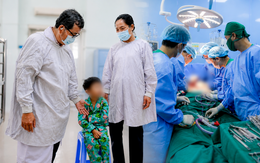 Bé trai 7 tuổi ghép thận từ người chết não được xuất viện