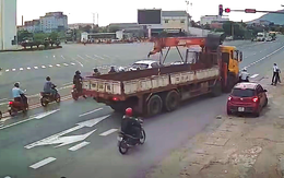 Xe tải cẩu đâm liên hoàn 3 xe máy đang dừng đèn đỏ