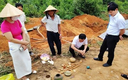 Xây hàng rào đụng mộ gạch cổ, khai quật thấy kiếm, chân đèn, tiền cổ